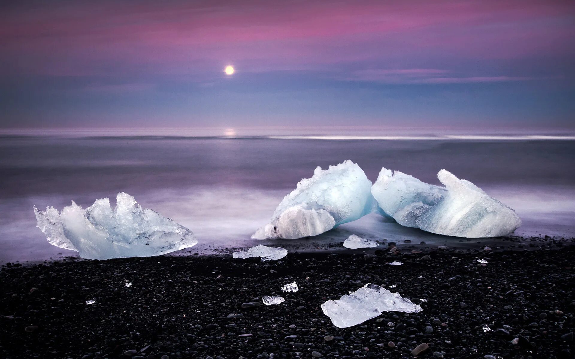 Плавающий лед. Ледяное море. льдина в море. ледяная глыба. лед на море.