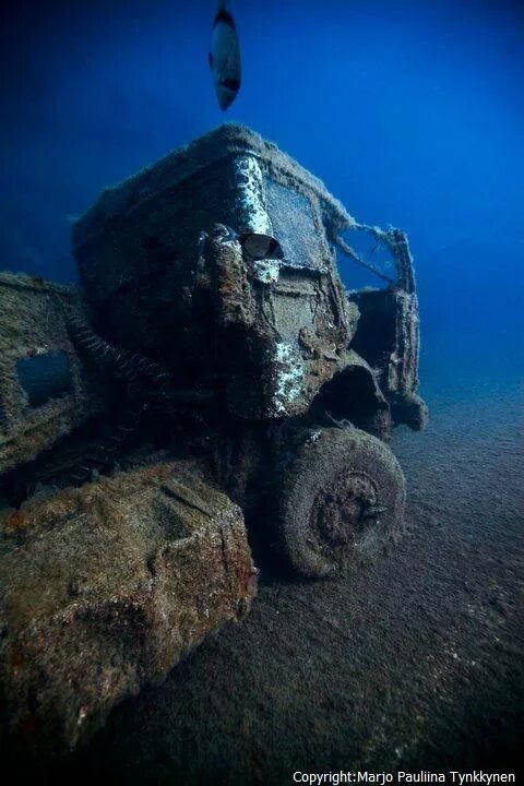 Как подняться со дна. Подняться со дна. Затонувшие корабли титаник. Зил 130 со дна байкала. Музей подводных скульптур мексика.