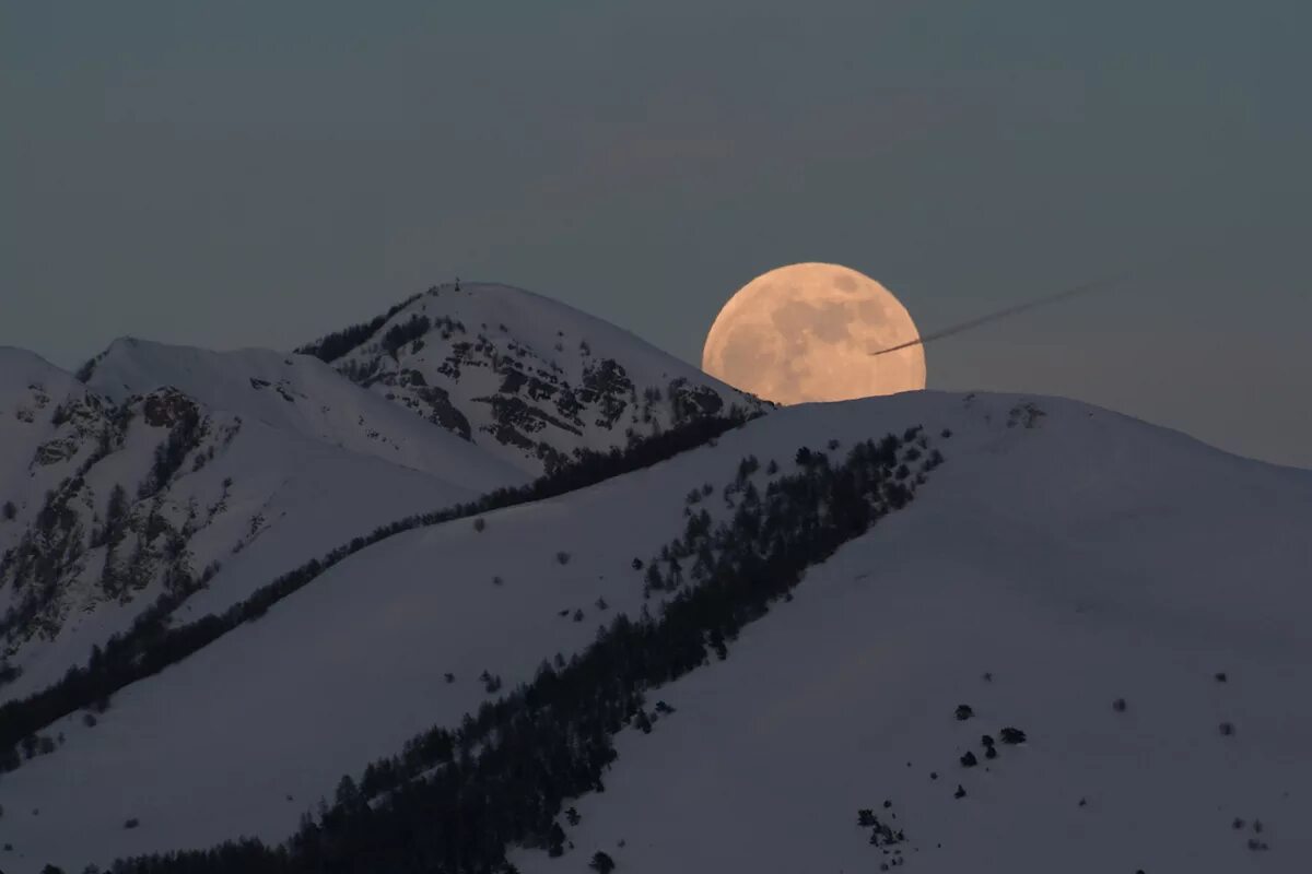 Полнолуние. Низкая большая луна. Фотографии луны. Большая луна. Огромная луна на горизонте.