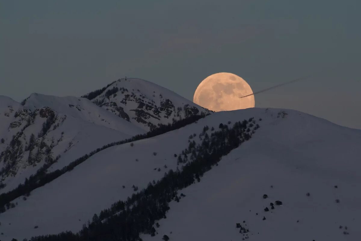 Полярный круг луна. Иллюзия Понцо Луна. Большая Луна. Фото Луны. Большая Луна на горизонте.