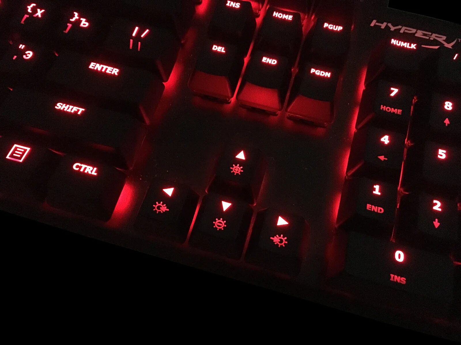 Hyperx alloy fps подсветка. Клавиатура hyperx с красной подсветкой. клавиатура хайпер х механическая с красной подсветкой. клавиатура хайпер икс светящиеся красным. игровая клавиатура с белой подсветкой и красным esc.