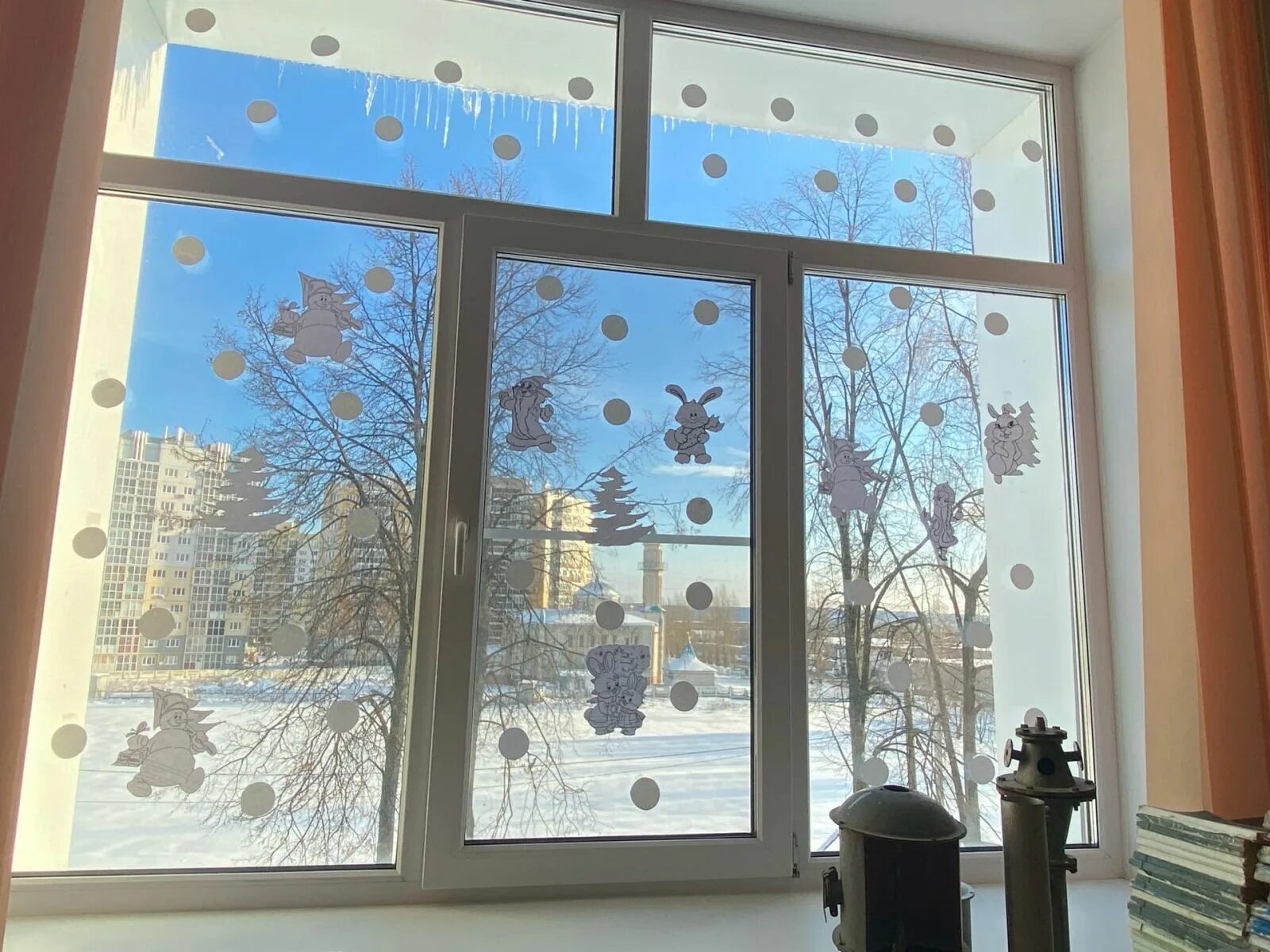 новогодние рисунки на окнах. украшения окон к новому году 2023 года. новогодние окна. украшения окон к новому году 2023 года. фото новогодние окна 2023.
