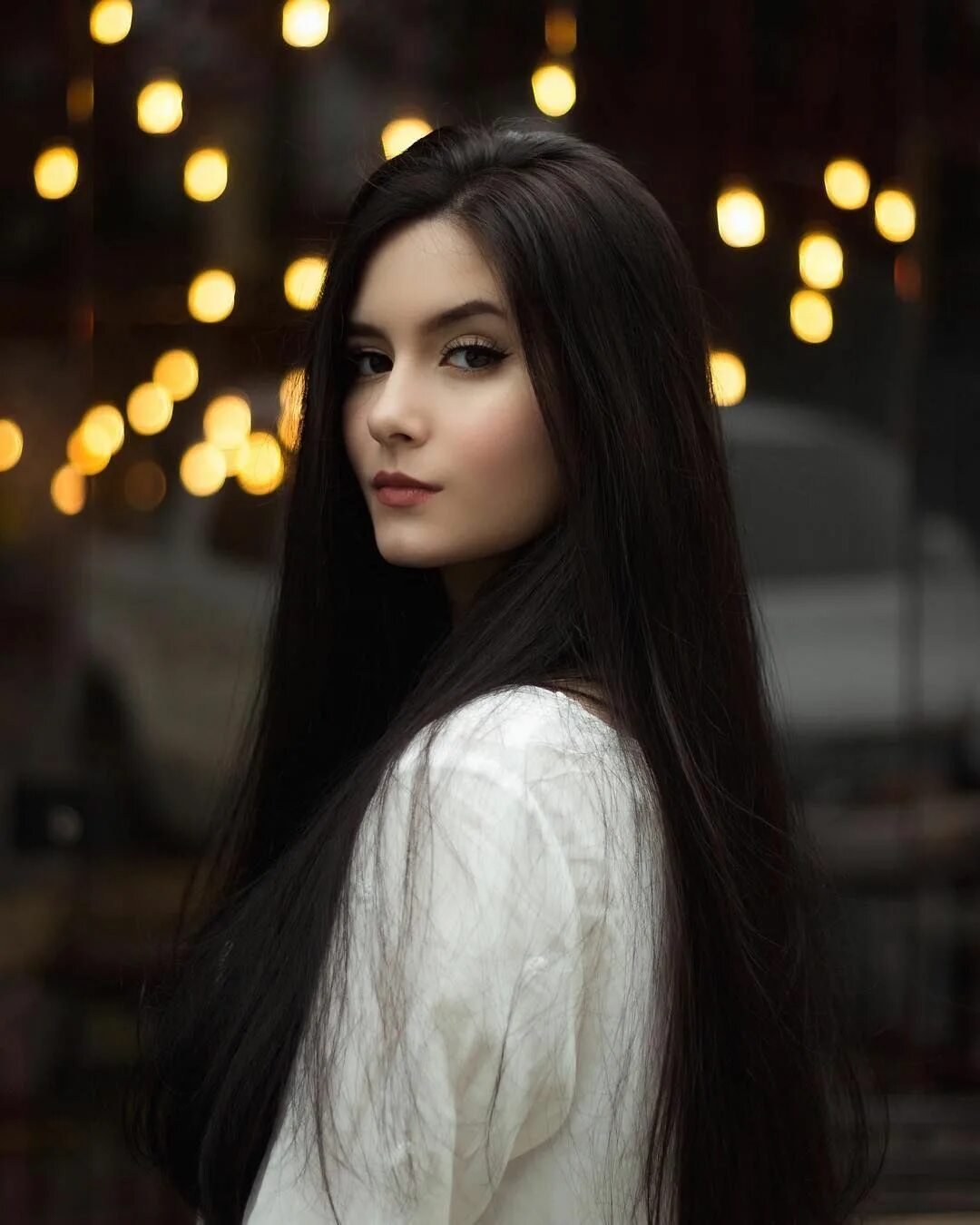 Молодая девушка с черными волосами. Красивые девушки с черными волосами. Черные волосы. Темноволосая девушка. Молодая девушка с черными волосами.