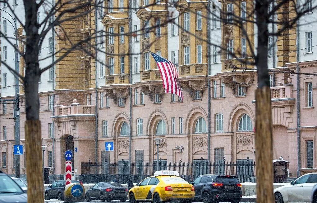 Американское посольство в Москве. Посольство России в США. Посольство USA В Москве. Посольства РФ США В Москве.