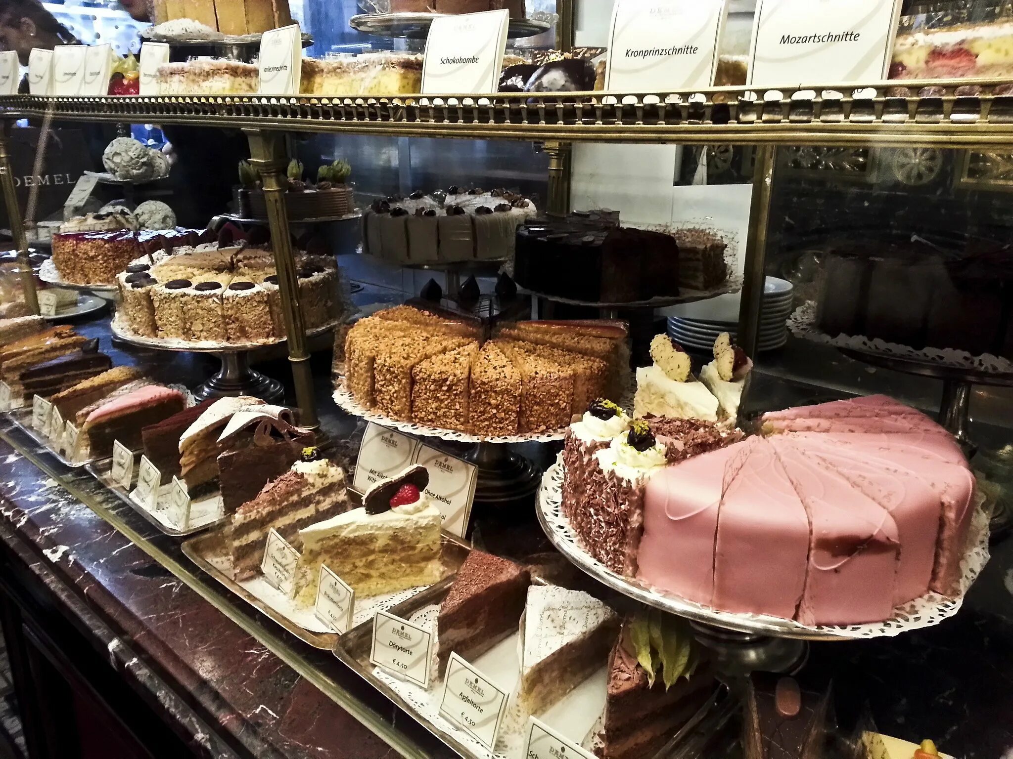 Французская пекарня boulangerie patisserie. Буланжери булочная, пекарня. Французская пекарня boulangerie patisserie. Ассортимент пекарни. Британские пекарни.