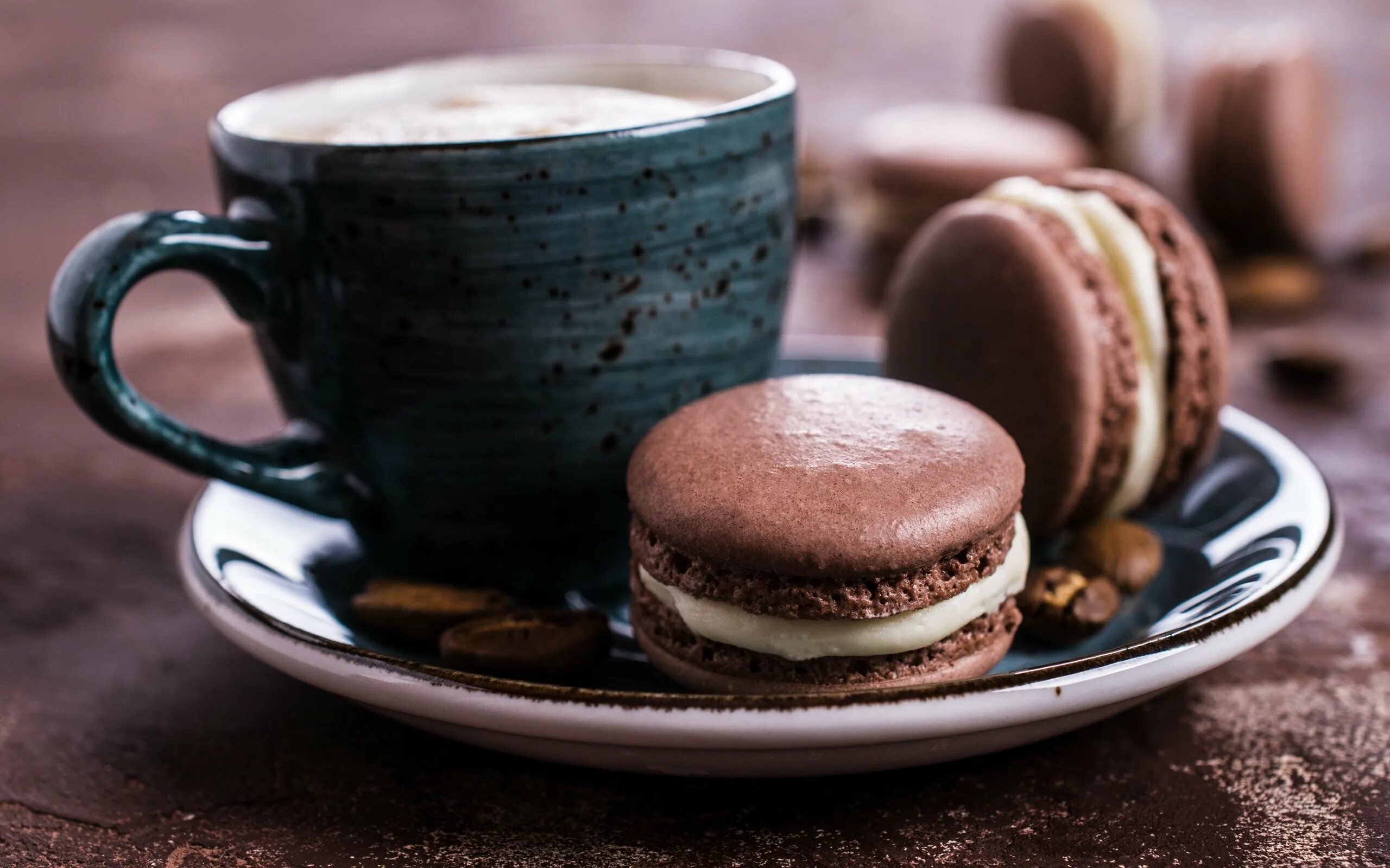 шоколадное пирожное. шоколад с фундуком в брикете 1кг. шоколад с дробленым орехом. красивые пирожные и кофе. "на чашечку кофе…?!".