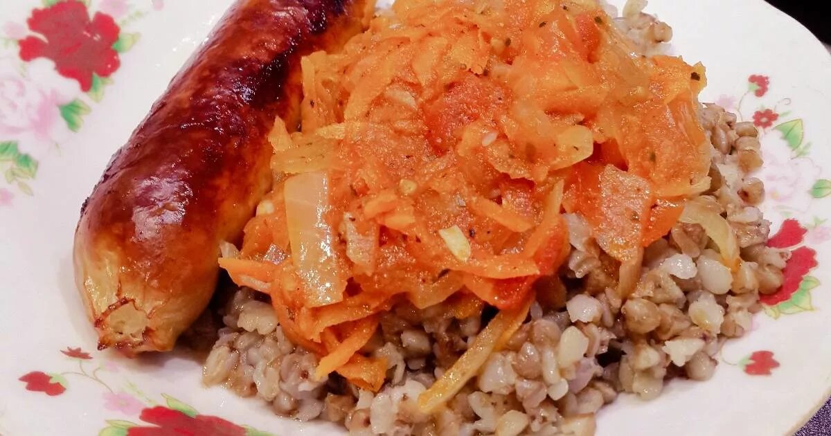 Гречка с мясом и овощами. Гречка с купатами. Гречка по купечески с грибами. Гречка с купатами. Гречка с курицей и грибами на сковороде.
