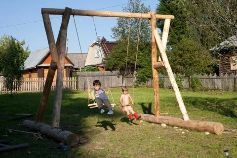 Качели из бревен