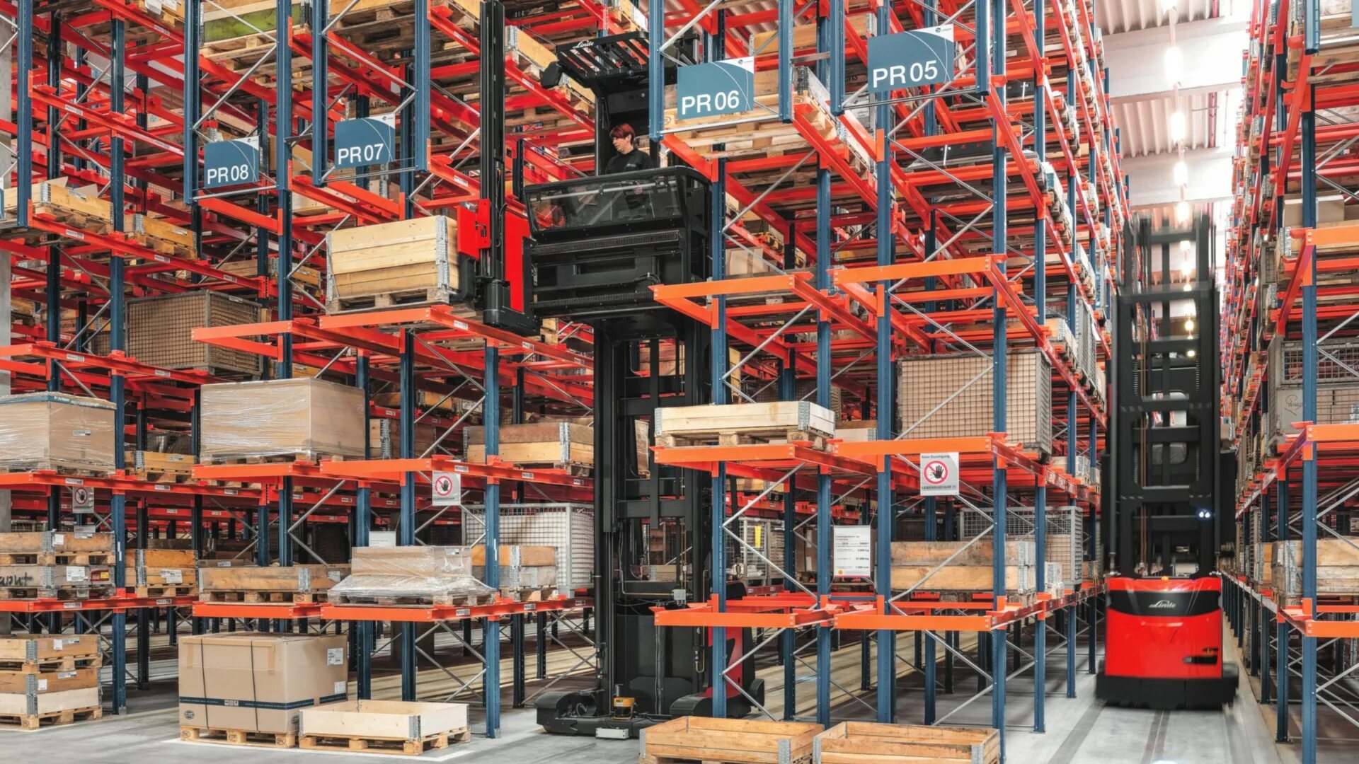 Техника используемая на складе. Узкопроходный штабелер Линде. Складской стеллажный комплекс (система r 4000). Стеллажный штабелер. Кран штабелер стеллажный.