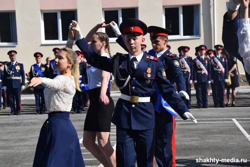 Казачий кадетский корпус Шахты. Кадетский корпус в Ростовской области. Кадетский копрус казачий выпускной. Кадетское училище в Ростовской области для девочек.