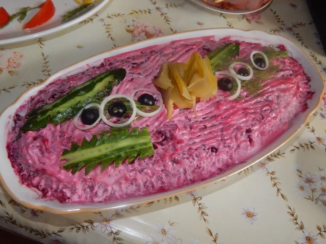 Селедка для шубы какую. Селедка под шубой. тарелка для селедки под шубой. сельдь под шубой в тарелке. украсить селедку под шубой.