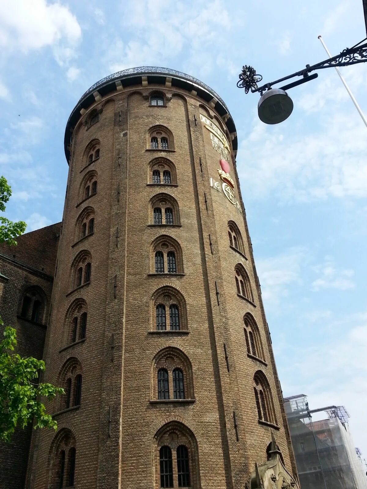 Round tower. Круглая башня Копенгаген. Строгино круглая башня. Круглая башня Мадрида.