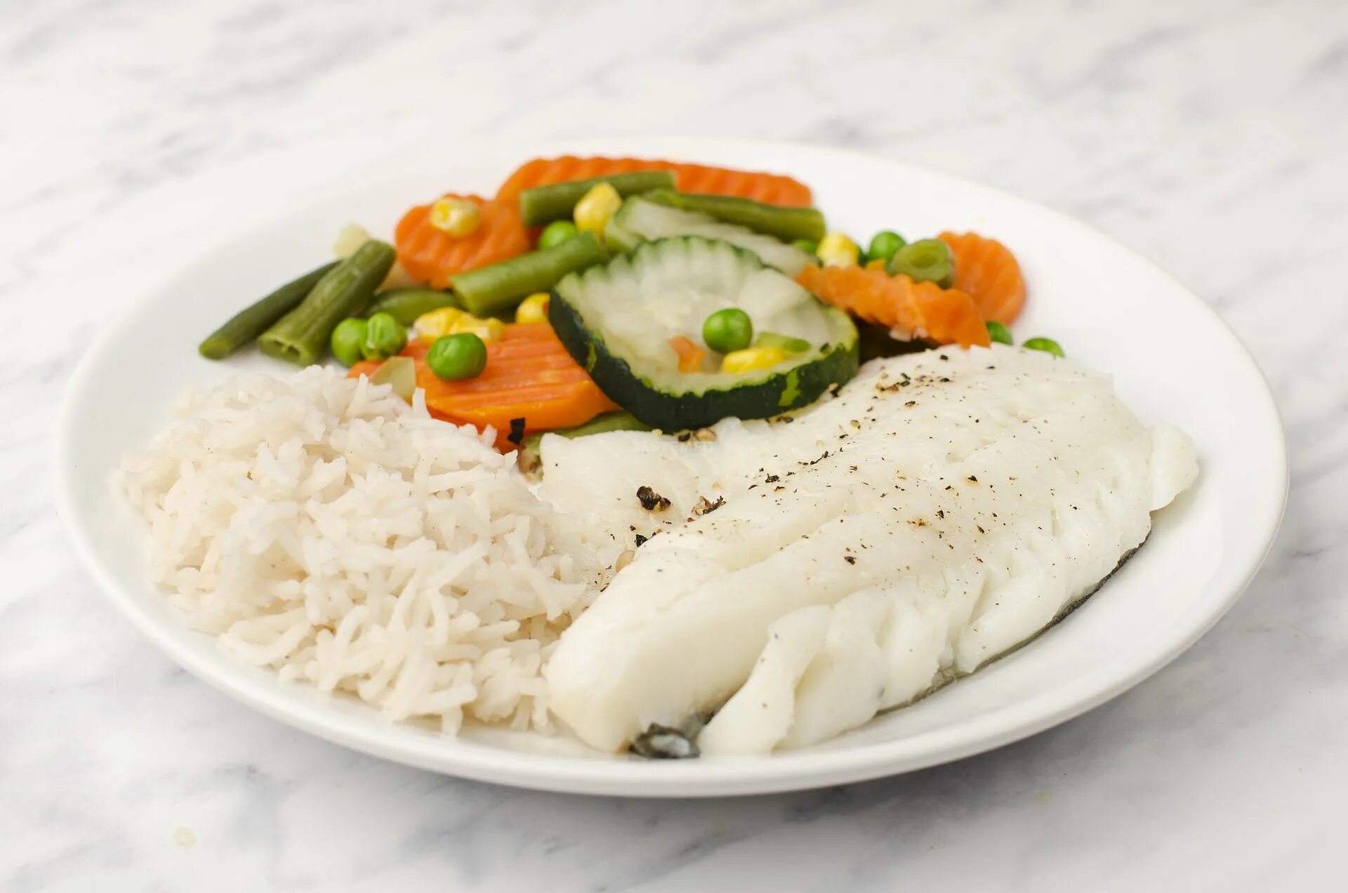 жареный рис на гарнир. рис на гриле. рыба с рисом и овощами. семга с рисом. Fish with rice.