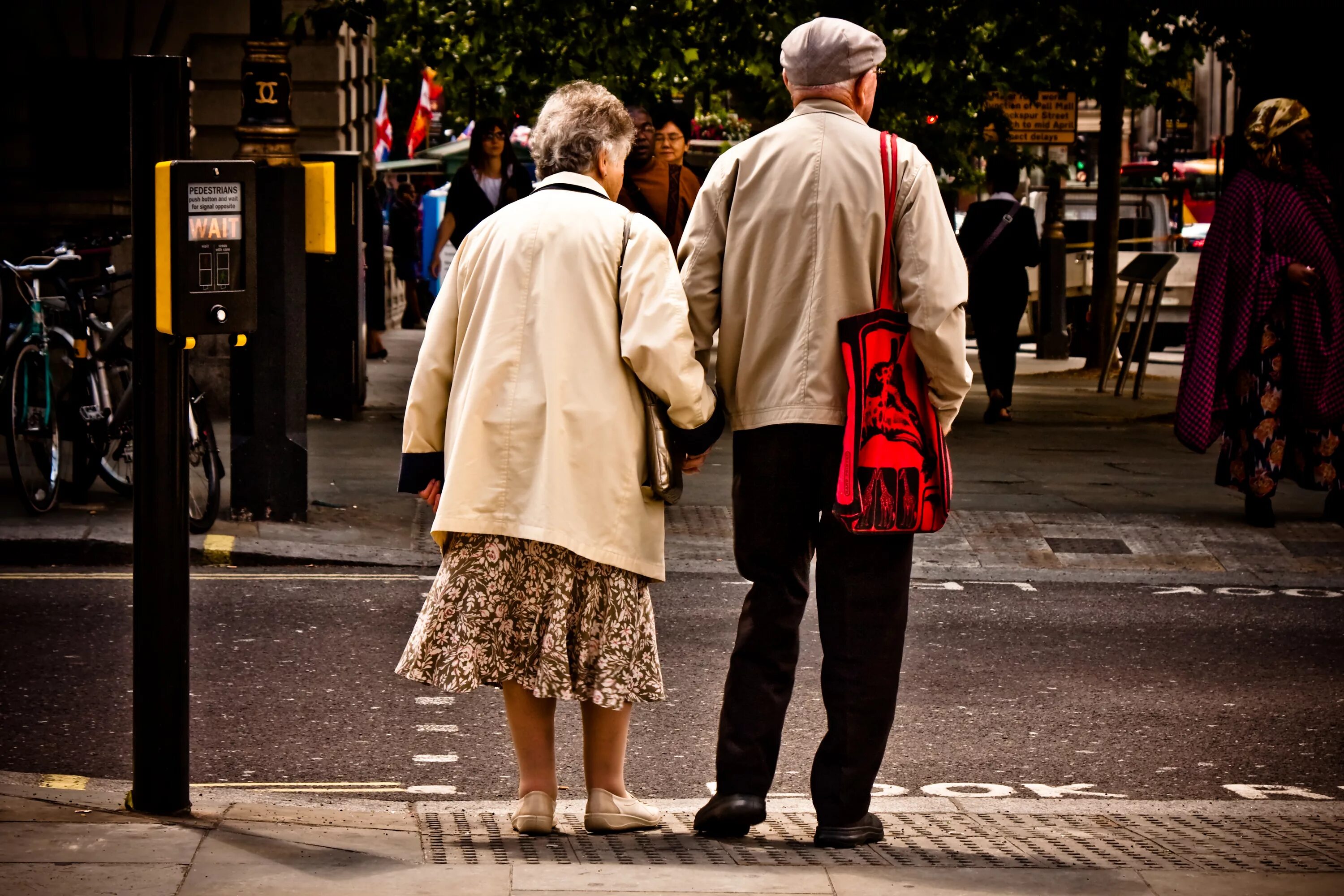 People will live longer. Пенсионеры в Великобритании. Старики в Европе. Европейские пожилые люди. Старики в Великобритании.