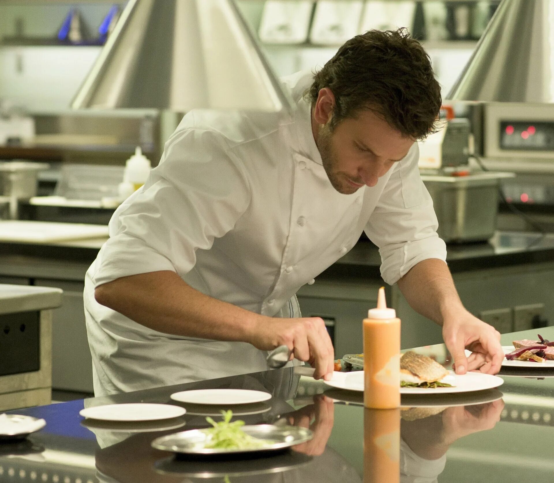 Фильм шеф адам джонс. Шеф адам джонс кадры из фильма. Адам джонс повар. Брэдли купер шеф повар. Брэдли купер шеф повар.