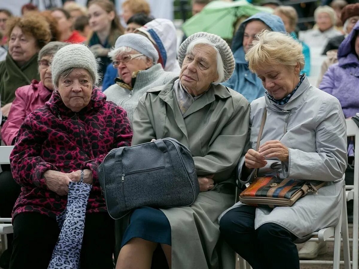 Подмосковная пенсия. Пенсионеры. Пенсионеры в России. Русские пенсионеры. Человек на пенсии.