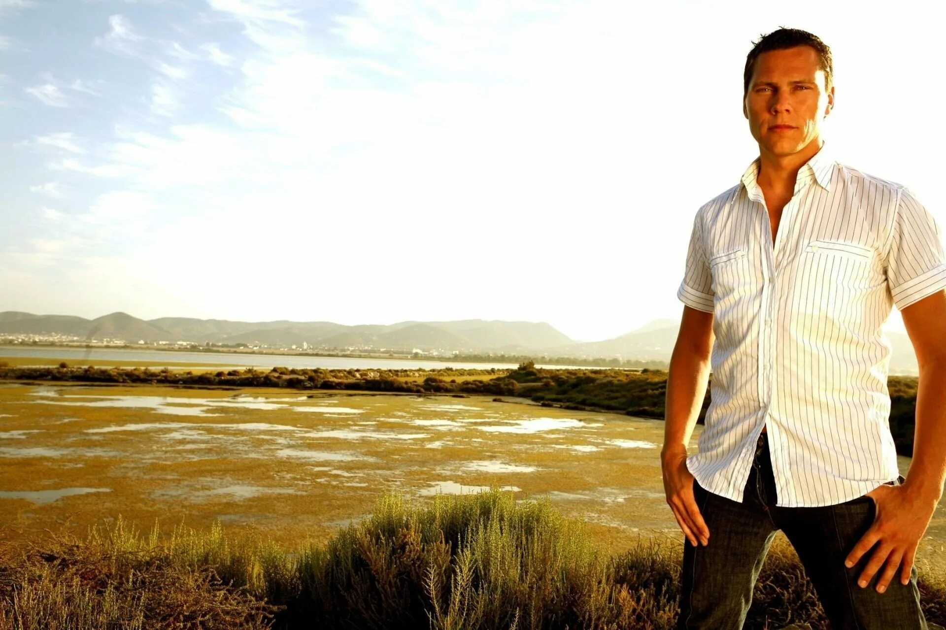 Фотосессия парня на дороге. Парень с гитарой. Парень ждет девушку. Парень с гитарой. Сойер лост.