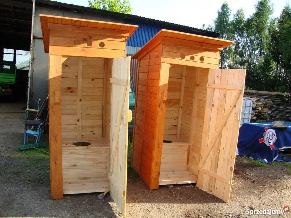 Туалет уличный деревянный. Туалет деревянный для дачи. Деревянный модульный туалет уличный. Модульный туалет для дачи.