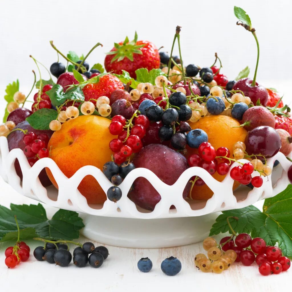 Какие фрукты являются ягодами. Фрукты и ягоды. Ягодная тарелка фрукты. Фрукты и ягоды на тарелке. Ягоды ассорти.