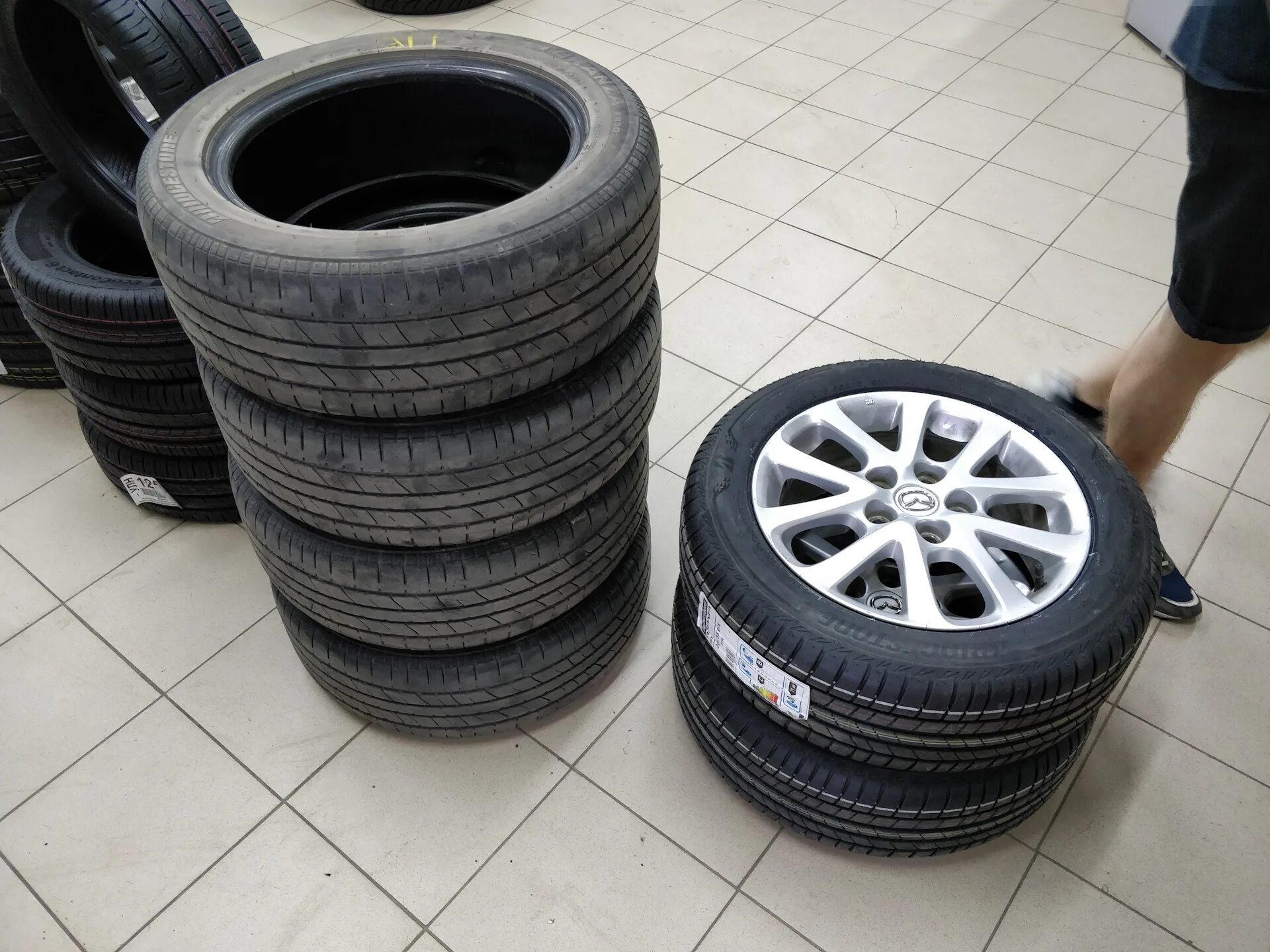 Bridgestone turanza t005 r17. Bridgestone Turanza t005 артикул. Bridgestone Turanza t005 195/50 r15 82v. Bridgestone Turanza 225/45/17 на дисках. Bridgestone шины на машине.