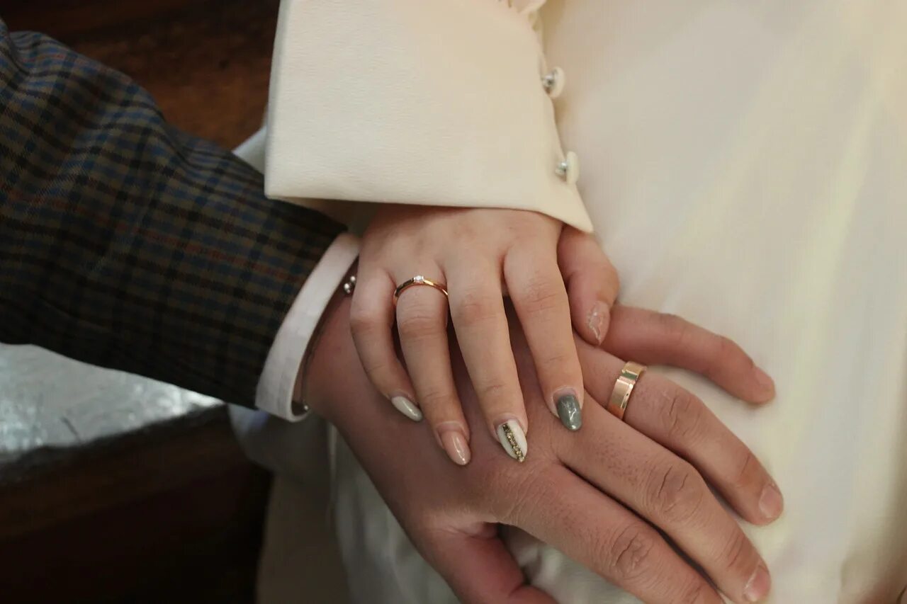 Кольцо брак на какой руке. Обручальные кольца на руках. Классическое свадебное кольцо на руке. Свадебные кольца на пальцах. Кольца обручальные классические на руке.
