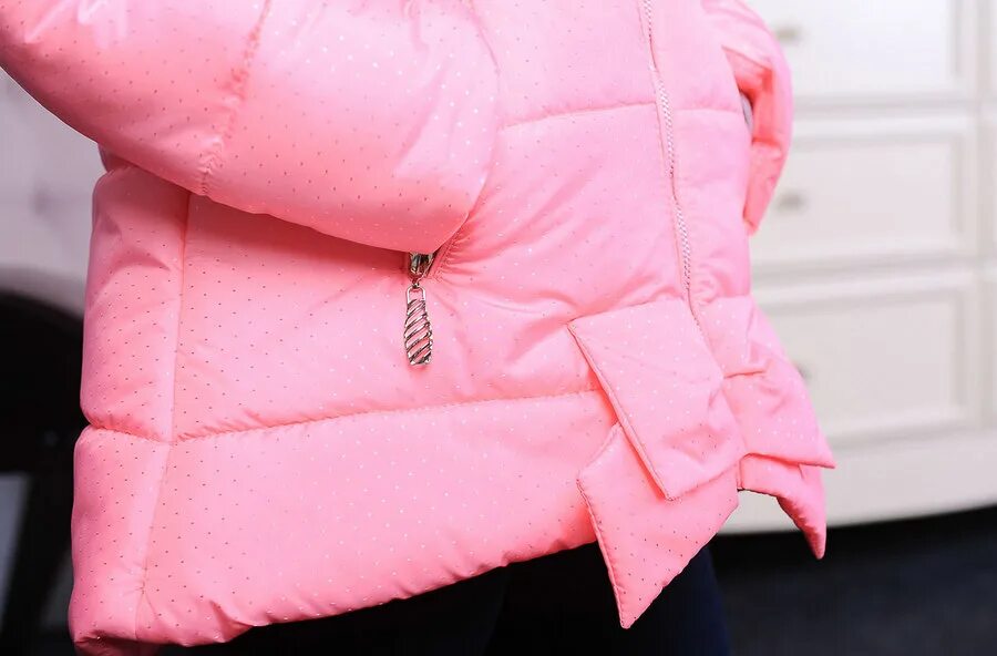 Куртка с бантом сзади. Розовая короткая куртка. Куртка синтепоновая с баской. Куртка бант. Короткая куртка сзади.