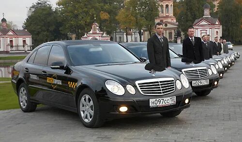 Вип водитель. Rolls-royce напрокат. Водитель бизнес такси. Vip водитель. Водитель в машине.