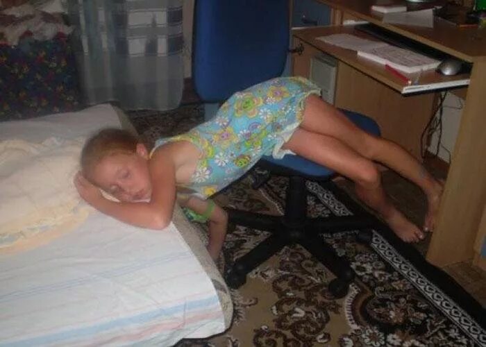 Дочка спал трусы. Дочь домашнее. Спящие дети в детском доме.