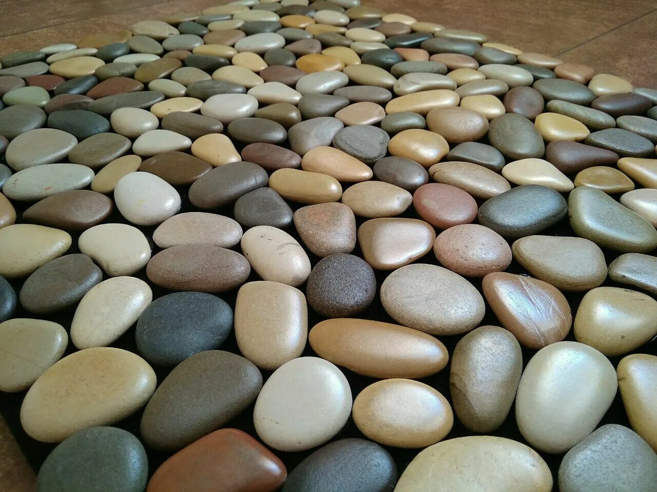 Морские камни купить. Морские камни. Плитка морские камушки. Камень галька. Красивые морские камни.