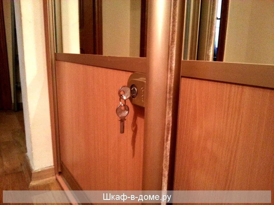 Установить замок шкаф. Замок для дверей купе аристо. замок для купе аристо. замок универсальный аристо. шкаф купе с замком на дверях.