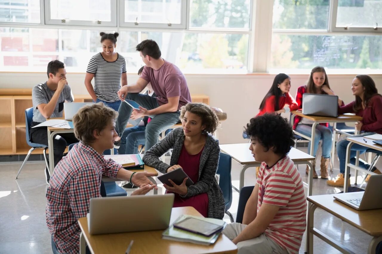 Opportunity studies. Групповая работа студентов. Студенты в классе. Групповая работа на уроке. Study English школа.