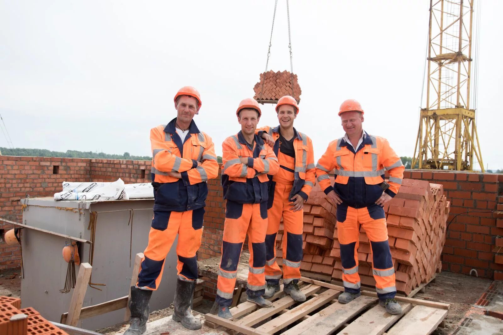 День строителя в череповце фото строителей. Работа строительство череповец. Череповец строительство. Строитель каменщик. Работа строителей мурманск.