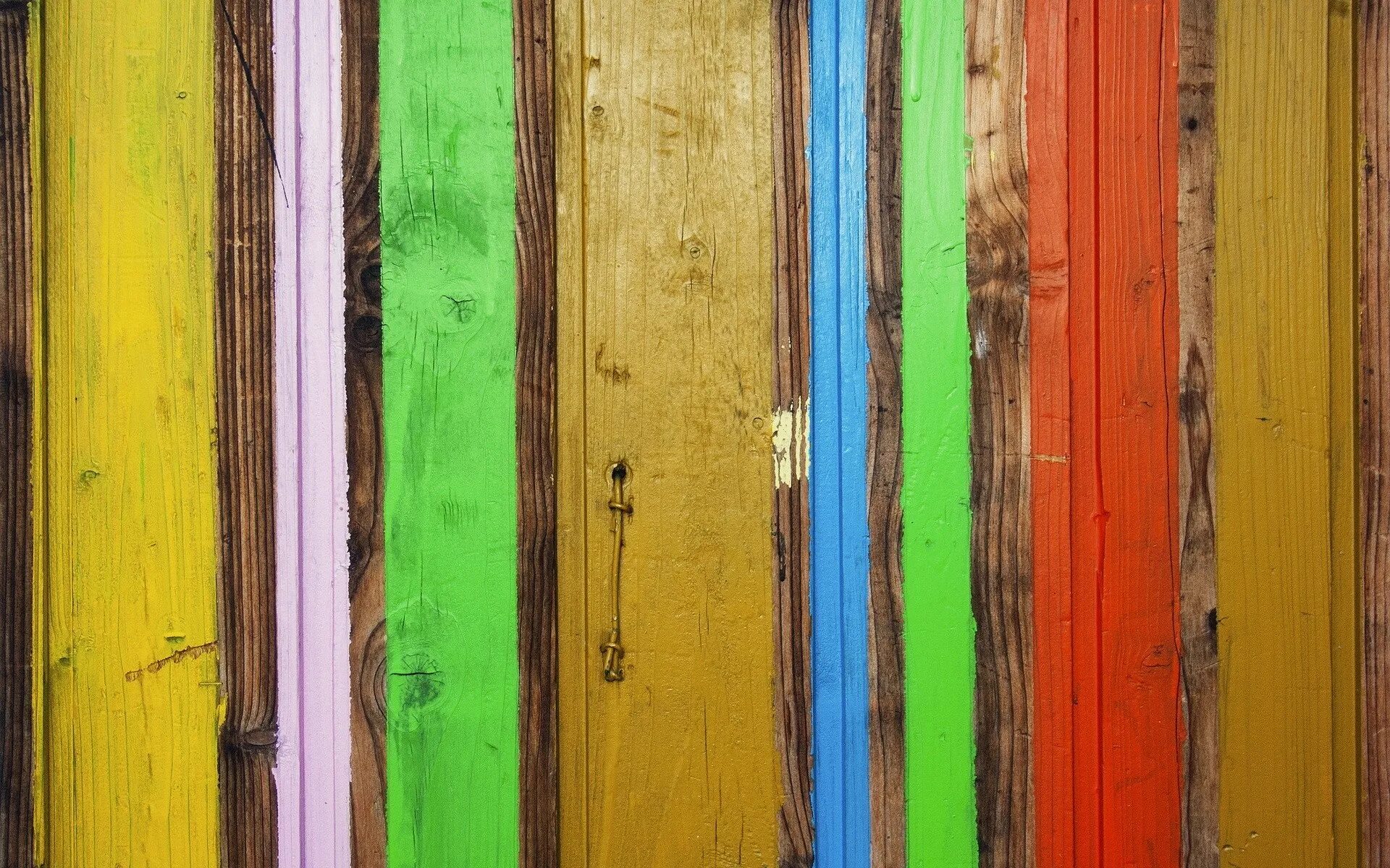 Цветные деревянные доски. Разноцветные деревянные стены. Цветное дерево. Фон дерево цветное.
