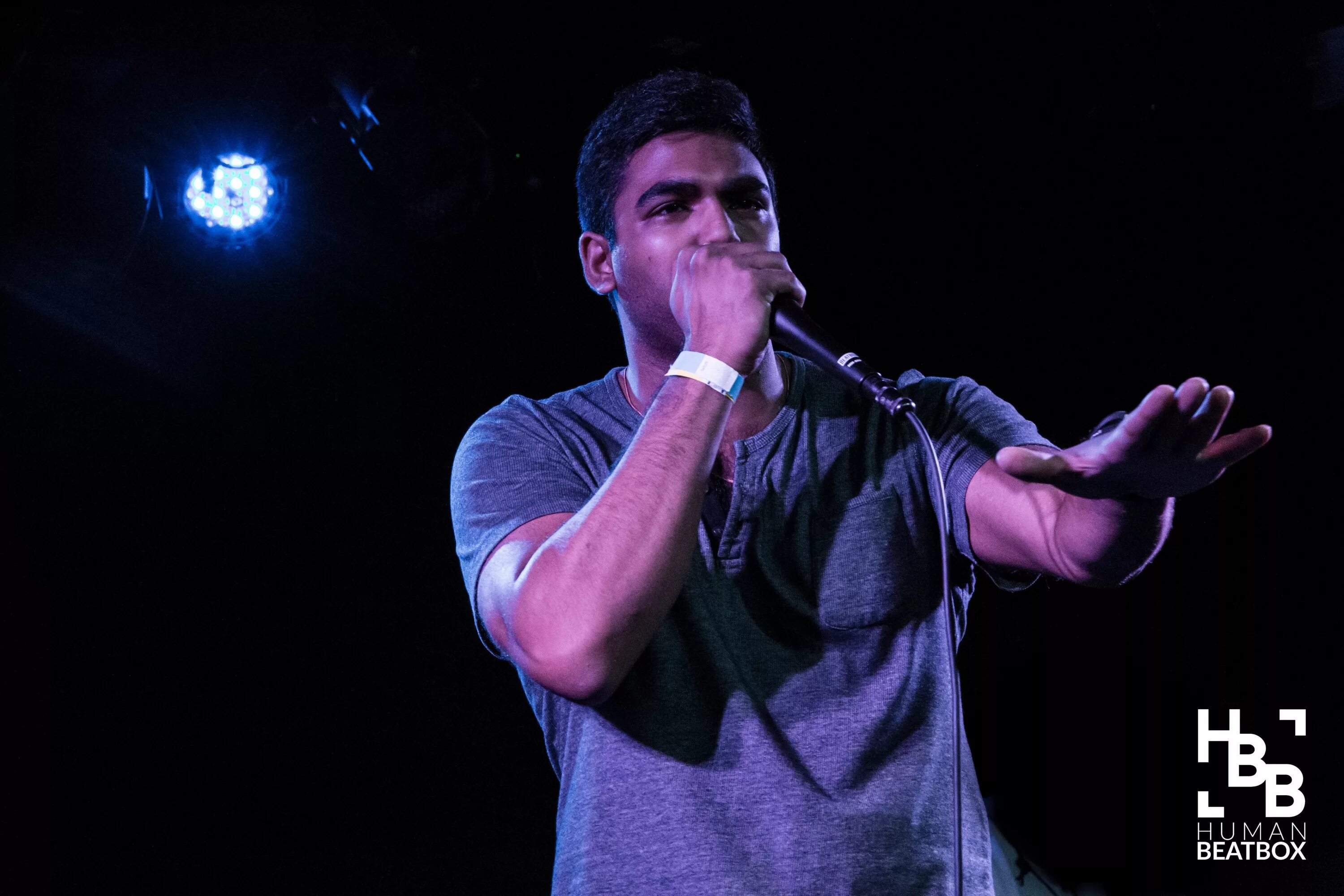 Битбоксер на сцене. Битбокс обои. Dharni beatbox. Профессиональный битбокс. Битбоксер.