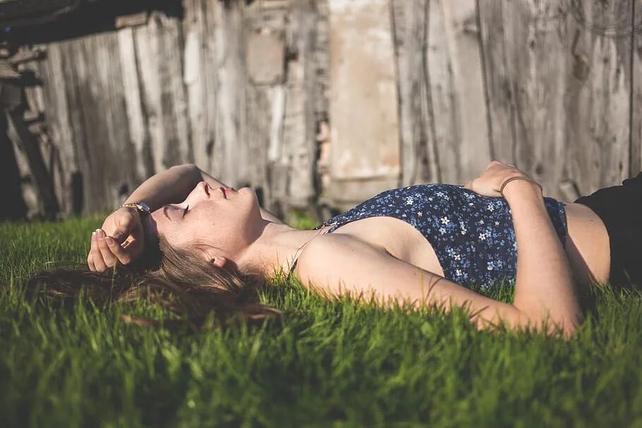 Lying grass. Девушка лежит. под девушкой. laying on the grass. фон для фото лежа.