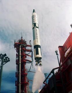 Старт ракеты "Titan II GLV" с кораблём. 