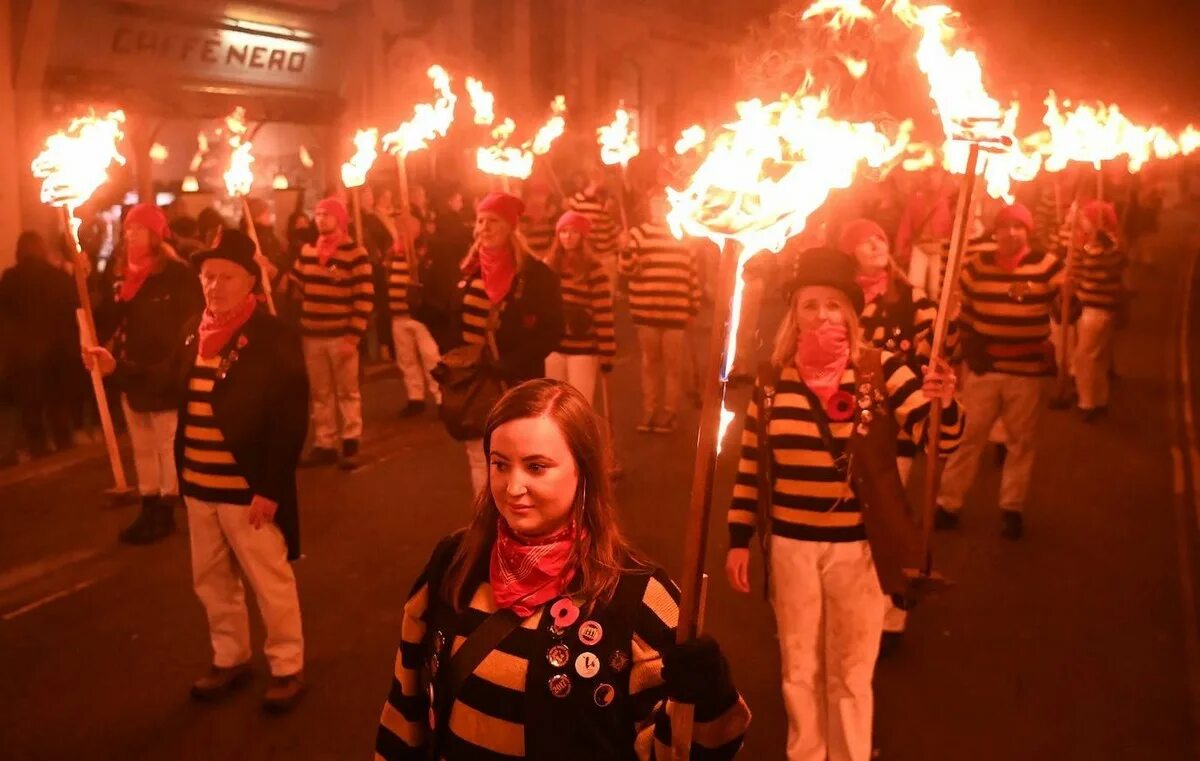 Bonfire night праздник. Зомбительно но окэээ. Британский праздник guy fawkes night. Ночь гая фокса в англии. Зомбительно но окэээ.