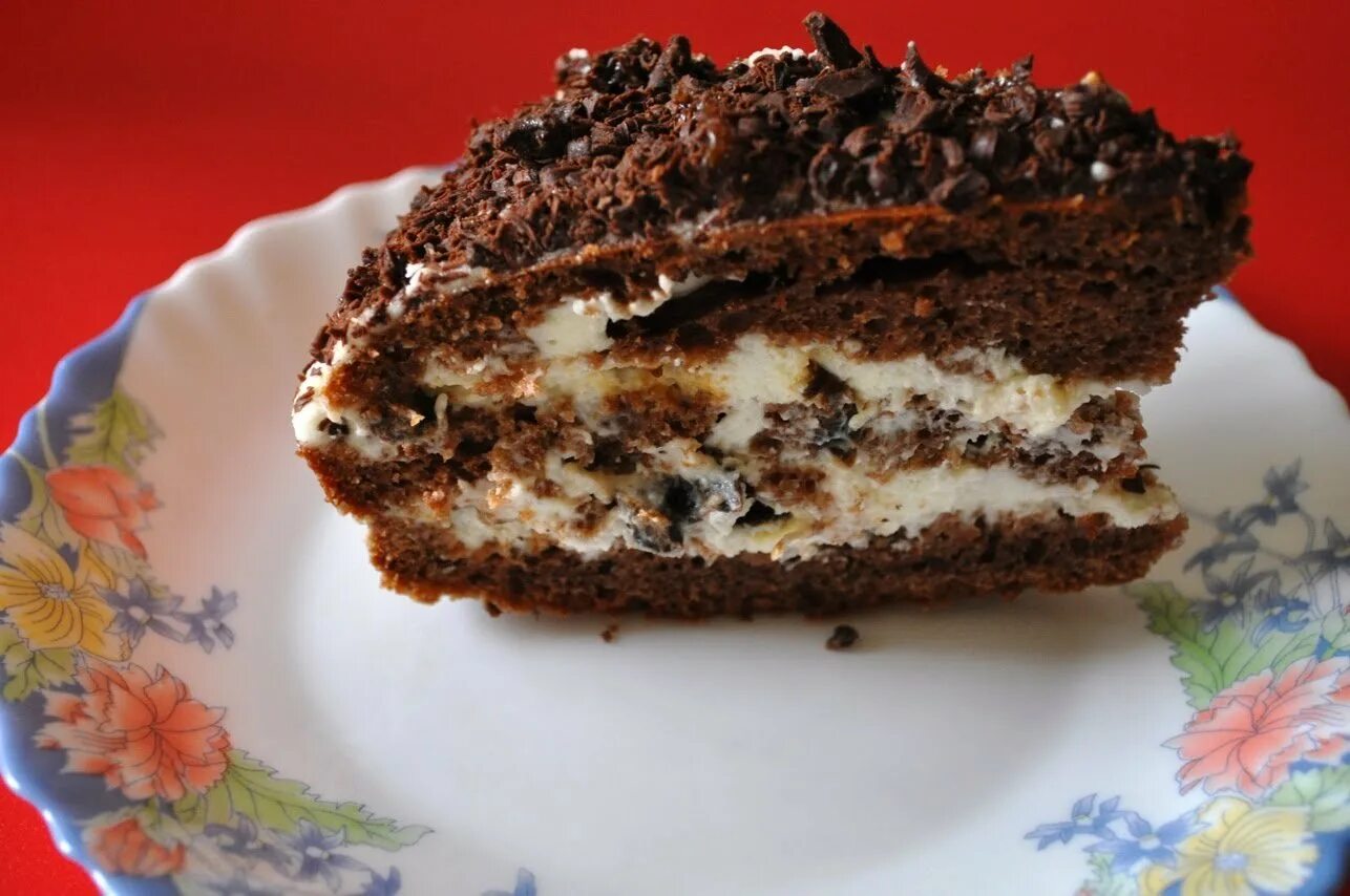 Шоколадный торт «чернослив в шоколаде». Шоколадный торт с черносливом и грецкими орехами. Торт с черносливом и грецким орехом. Шоколадный бисквит с черносливом и грецкими орехами. Сметанный крем с черносливом