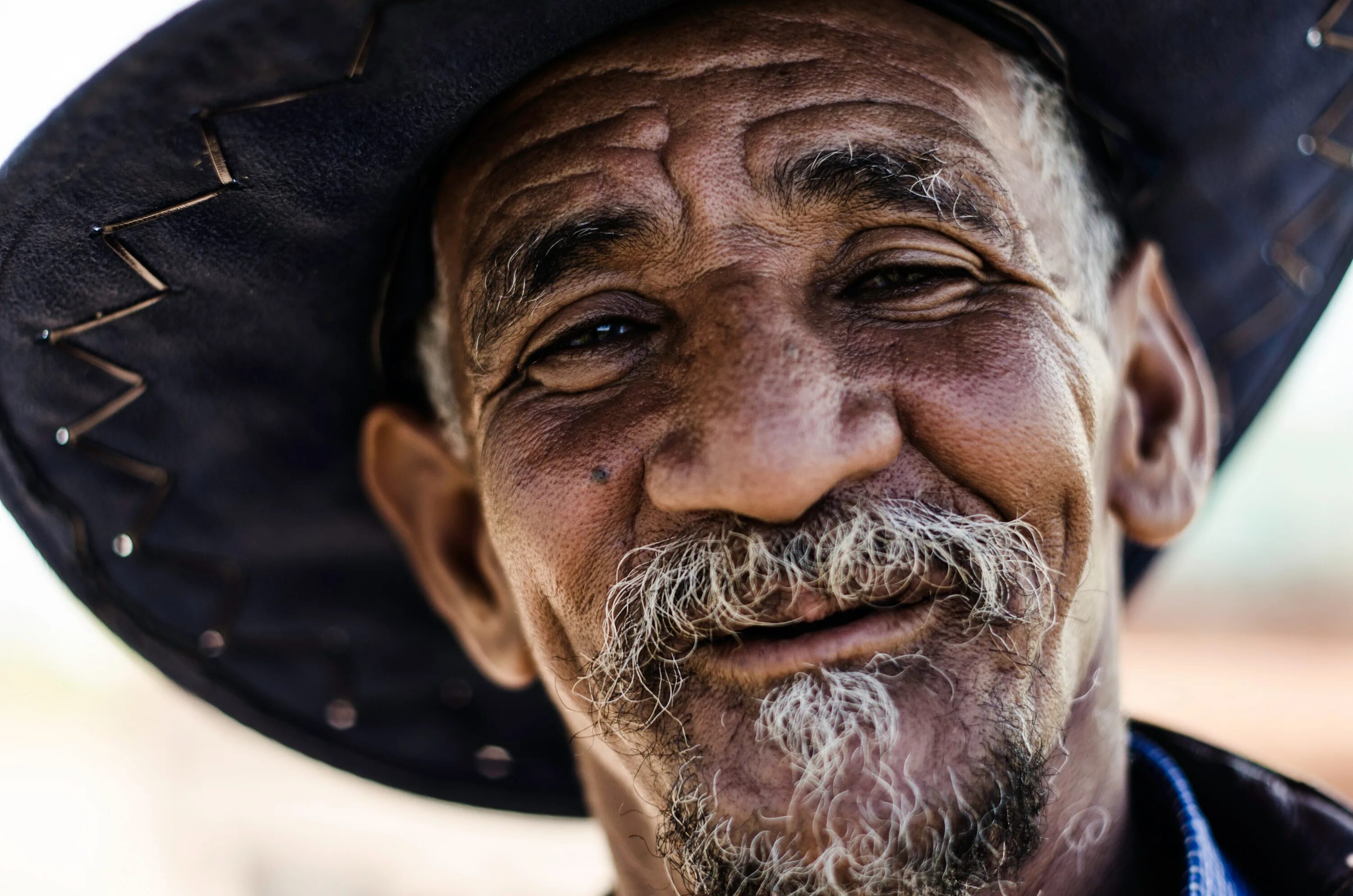 Старый мексиканец. Лицо человека. Мексиканский старик. Старый мексиканец в шляпе. На востоке живешь весь