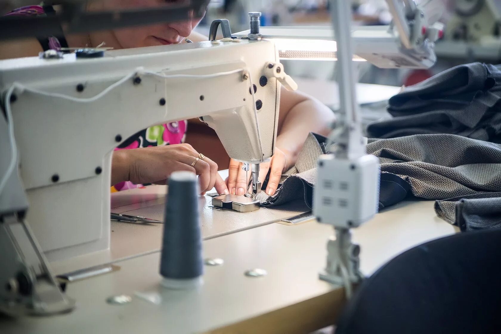 Работа швейной машинки видео. Швея. Швейный цех. Швейные машины на швейной фабрике. Швея шьет.