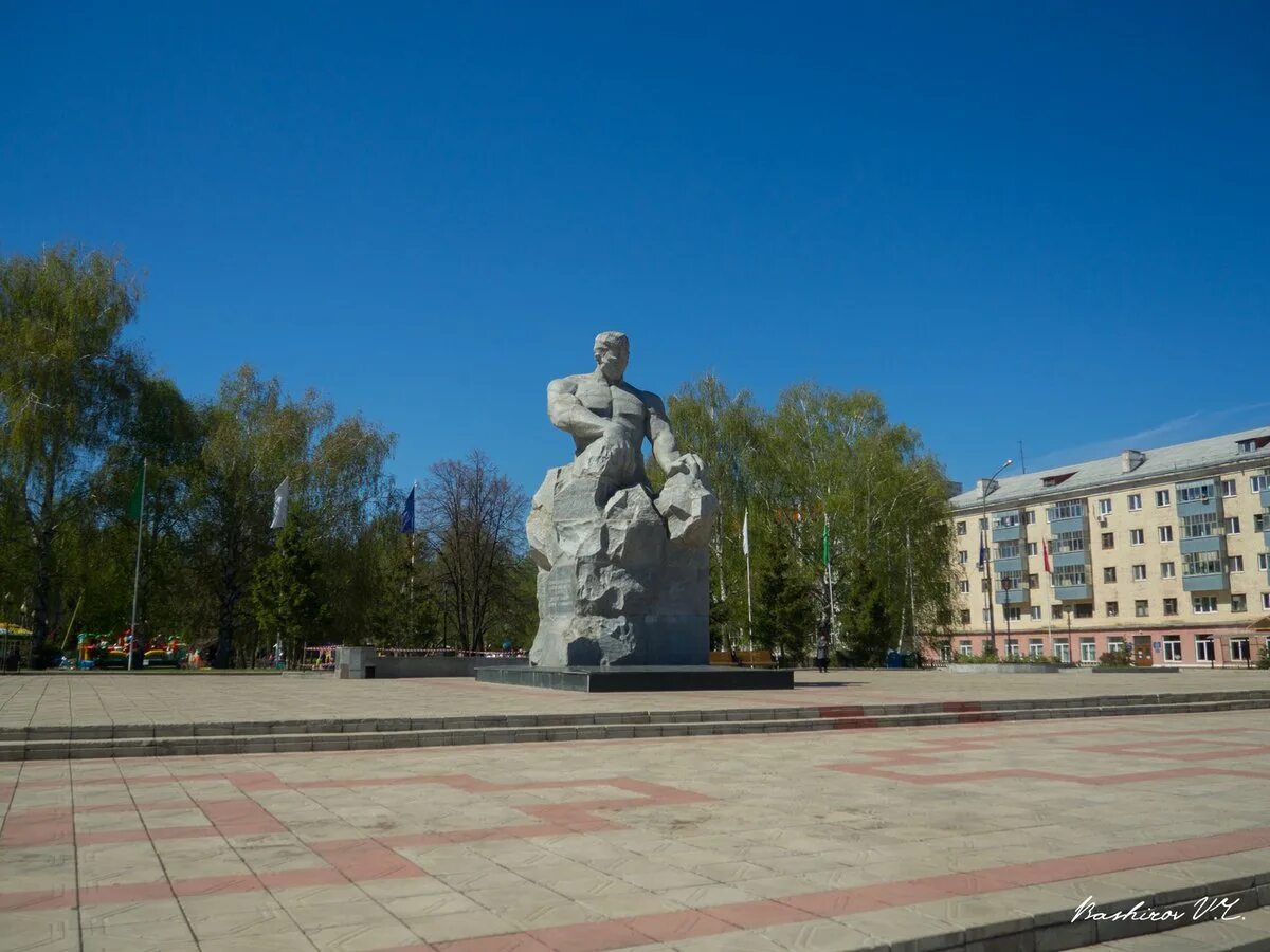 Башкортостан г ишимбай. Памятник первооткрывателям башкирской нефти ишимбай. площадь первооткрывателей башкирской нефти ишимбай. монумент первооткрывателям башкирской нефти в ишимбае. ишимбай памятник первооткрывателям.