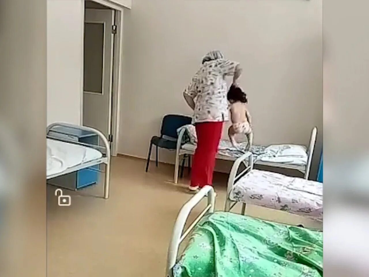 Палаты в больнице Новосибирск. Ребенок на кровати в больнице. Кровать для издевательств. Почему не пускают в больницу