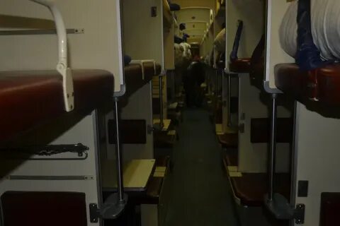 Как залезть на боковую полку в плацкарте