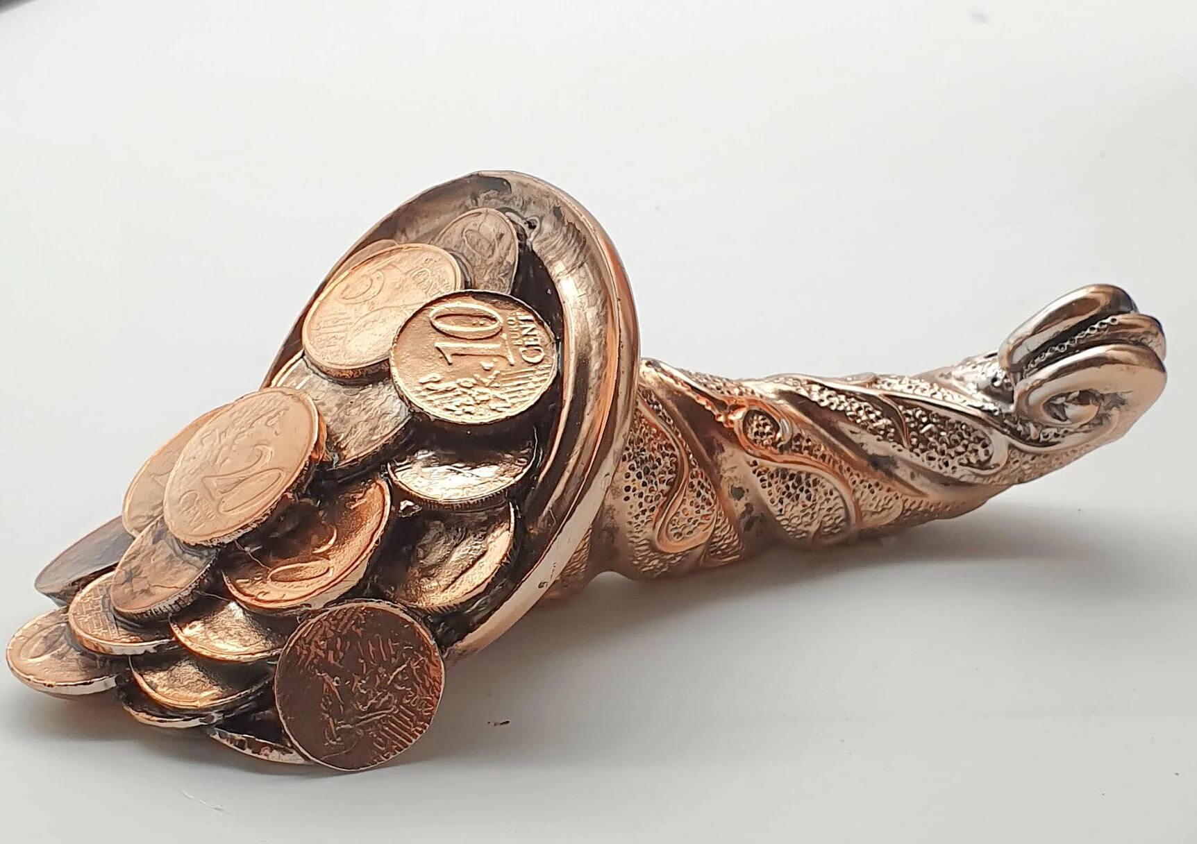 кольцо рог изобилия. статуэтка фортуна италия. рог из ибилия фразеологизм. как из рога изобилия синоним. изображение рога изобилия.