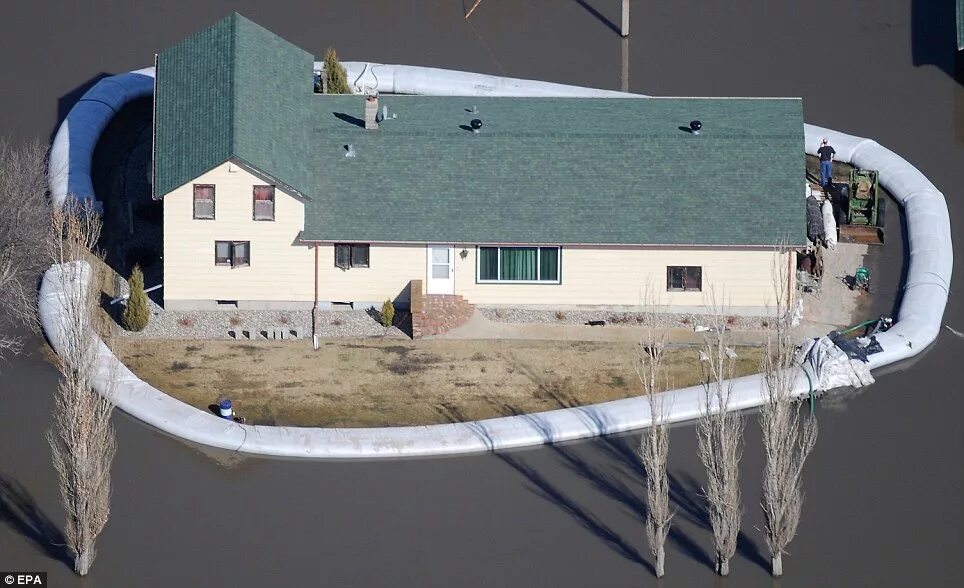 Дома дамба. Плотина 28. Дом с защитой от наводнения. Прорыв плотины строящейся гэс "кыадат". Гэс мгэс башкортостана.