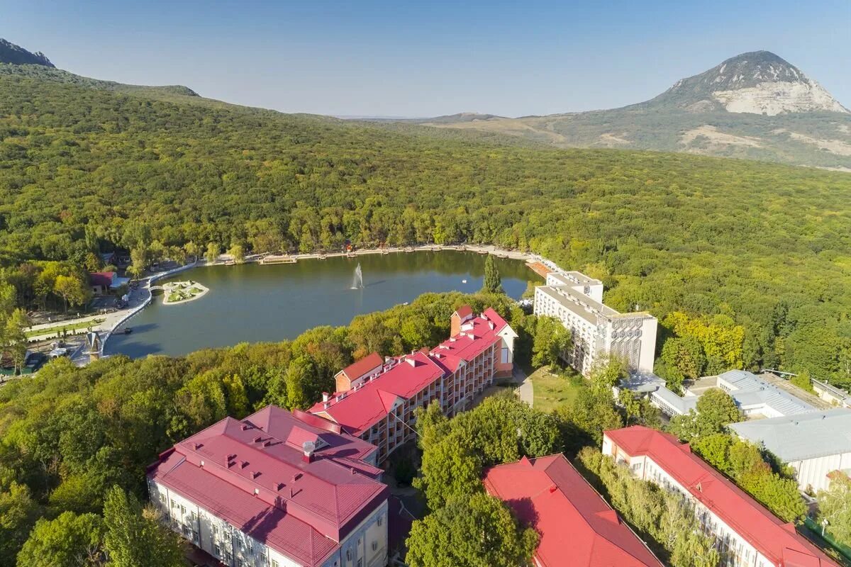 Санаторий Минеральные воды Железноводск. Ставропольский край Железноводск санаторий. Минеральные воды Железноводск озеро. Курорт кавказских Минеральных вод Железноводск.