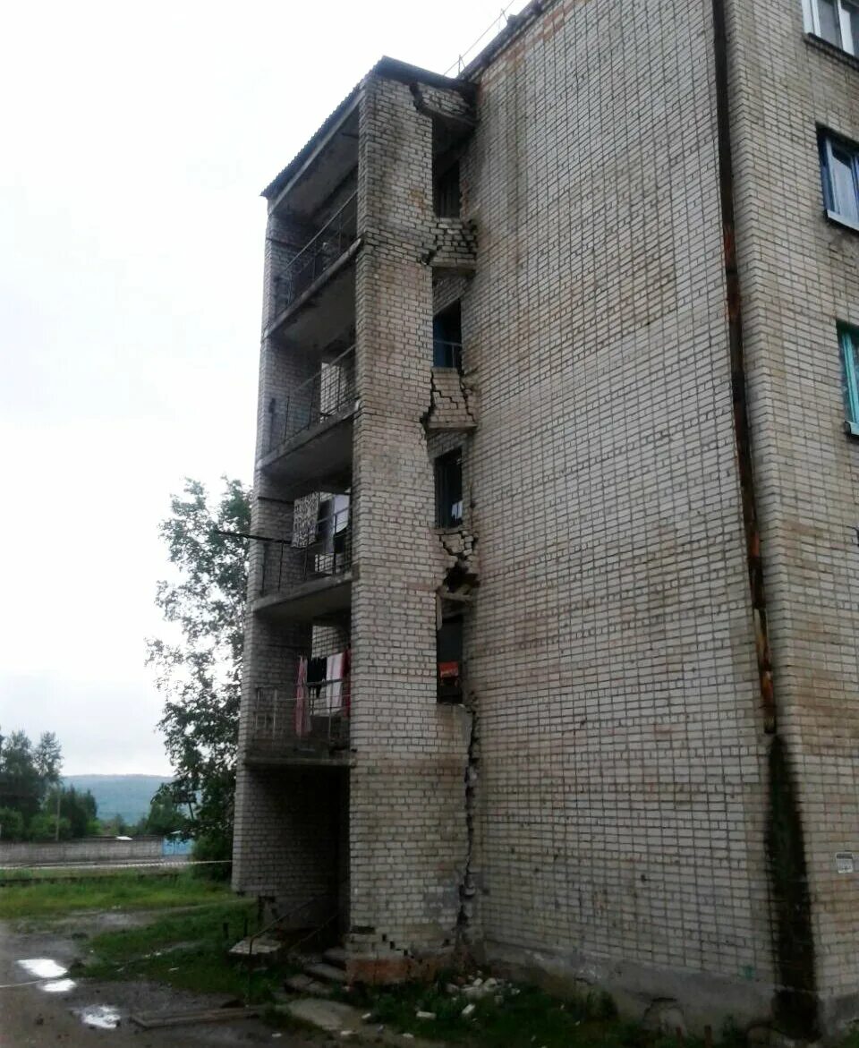 Пожарная лестница в пятиэтажном. Поселок Прогресс Амурская. Разрушенная пожарная лестница. Пятиэтажки Шимановске. Случай в прогрессе