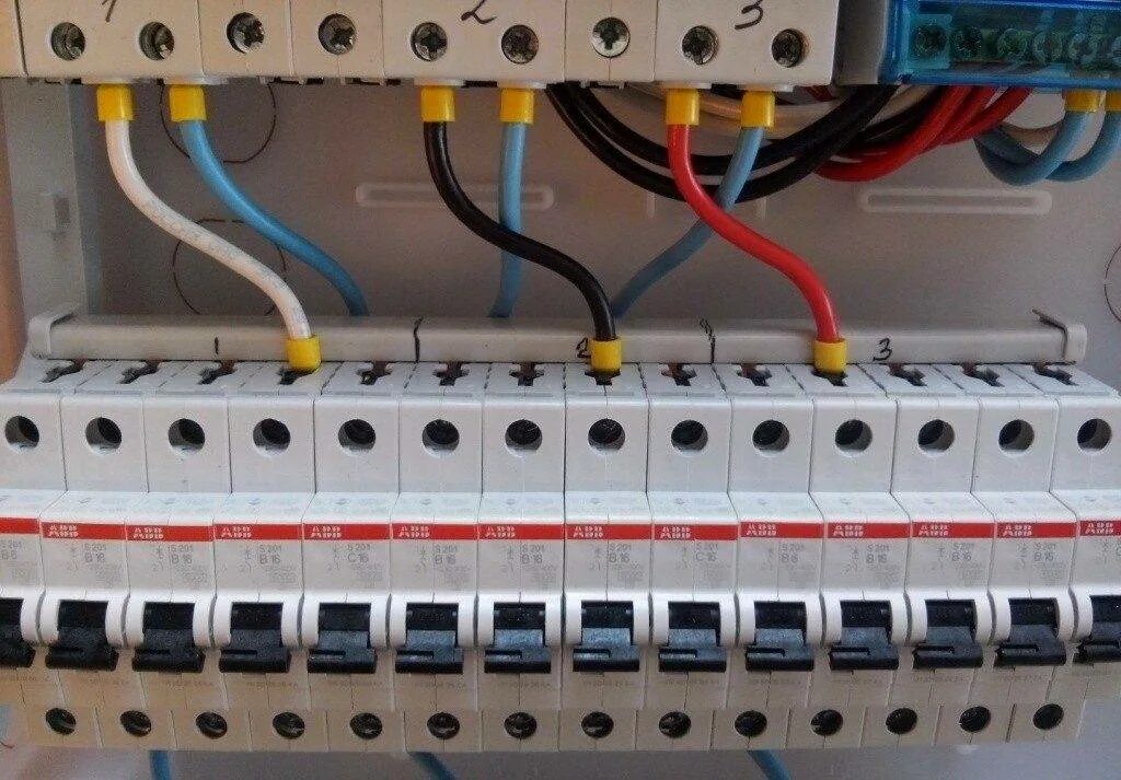 Подключи 3 видео. Шина гребенка 2п для дифавтоматов ABB. Шина для дифавтоматов ABB 2p. Шинная гребенка АББ для дифф. Автоматов. Шина двухполюсная для автоматов ABB.