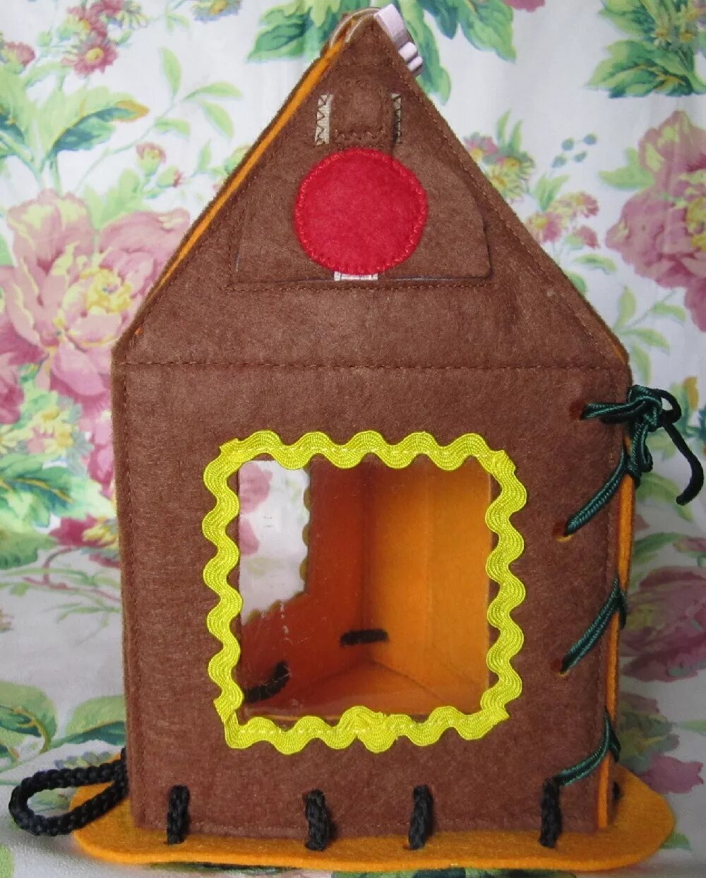 теремок из картона своими руками. ). декорация домик для детского сада. домик из фетра своими руками. теремок картонный домик.
