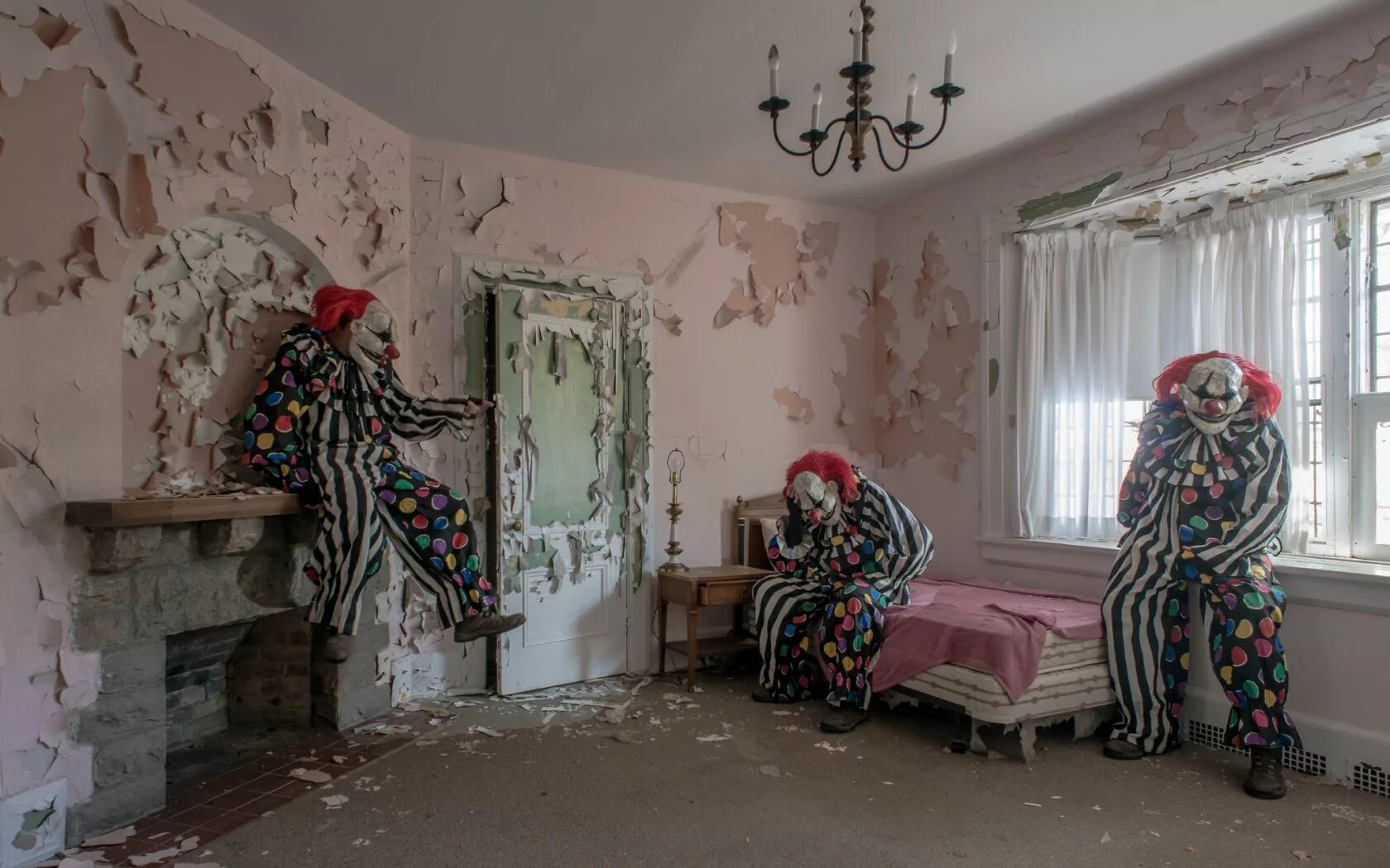 Комната клоунов. Страшная комната. Страшные комнаты для девочек. Комната в клоунском стиле.